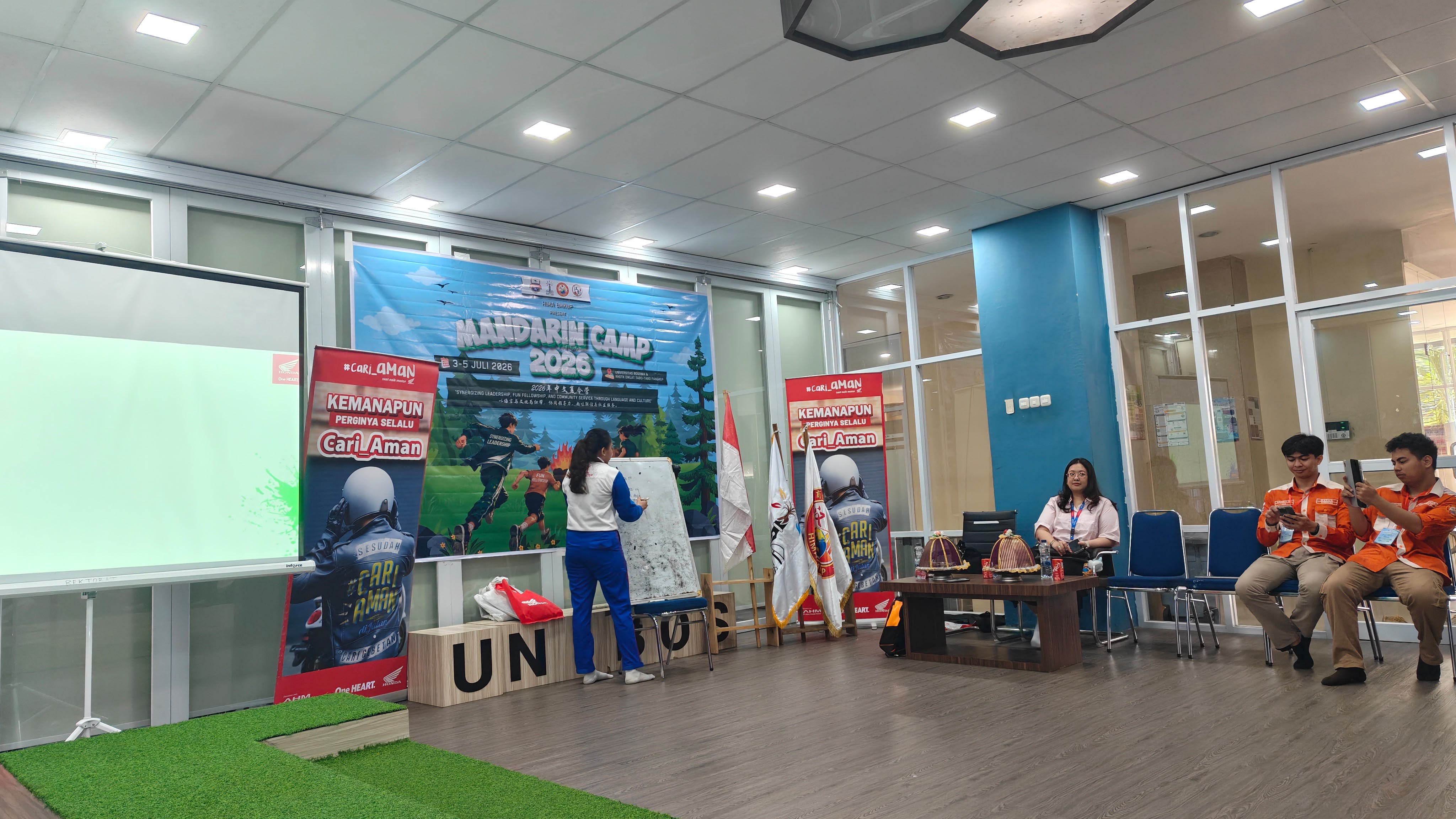 Asmo Sulsel Edukasi Mahasiswa Universitas Bosowa, Instruktur Safety Riding Wanita Berbagi Tips #Cari_Aman